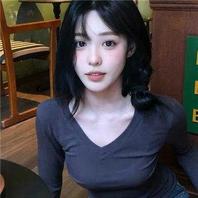 她行走于黑暗中